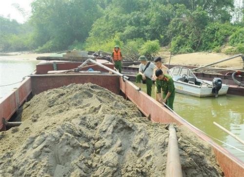 Bắt quả tang 3 xà lan hút cát trái phép trên sông Lam