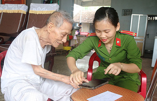 Đến tận nhà làm thủ tục cấp CMND cho người có hoàn cảnh khó khăn