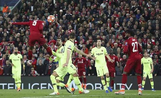 Wijnaldum đánh đầu ghi bàn