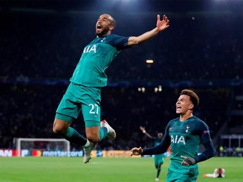 Moura lập Hat-trick lịch sử
