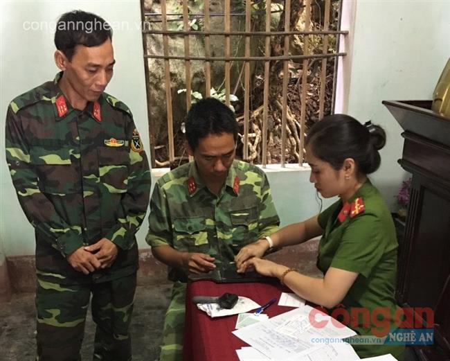 Làm thủ tục cấp CMND miễn phí cho các chiến sỹ bộ đội trên đảo