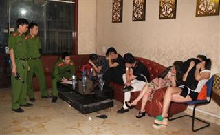 Kiểm tra khách 'bay lắc' tại quán karaoke, phát hiện kẻ mạo danh CSGT