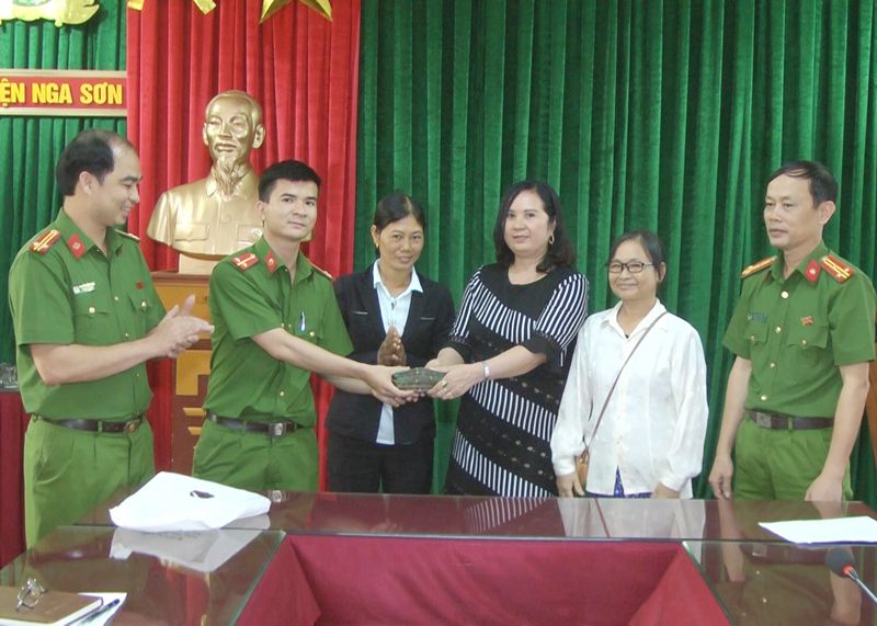 Nhặt được 120 triệu đồng, 2 mẹ con trung úy Công an trả lại cho người bị mất
