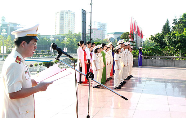 Báo Công an Nghệ An dâng hoa báo công với Bác nhân kỷ niệm 35 năm Ngày phát hành số đầu tiên