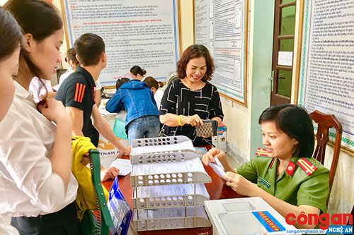 Nêu cao trách nhiệm vì nhân dân phục vụ