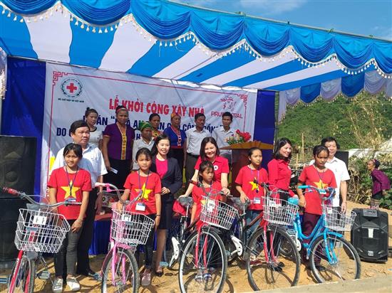 Xây dựng nhà an toàn hỗ trợ cho người dân vùng lũ