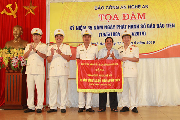 Tọa đàm kỷ niệm 35 năm Ngày Báo Công an Nghệ An phát hành số đầu tiên