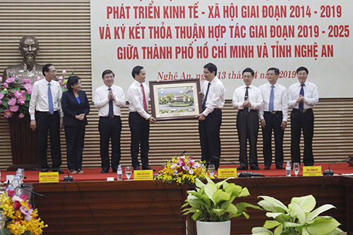 Từ làng Sen đến bến Nhà Rồng