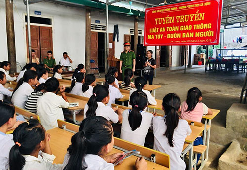 Tổ chức tuyên truyền phổ biến pháp luật an toàn giao thông - ma túy học đường và mua bán người