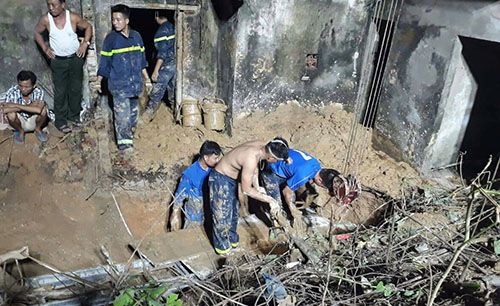 Vật lộn với bùn đất đưa thi thể nạn nhân bị sập giếng ở Nghệ An ra ngoài