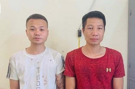 2 gã côn đồ dùng súng, lưỡi lê đâm Công an