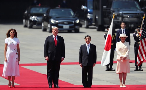 Nhật hoàng Naruhito và Hoàng hậu Masako tiếp đón Tổng thống Mỹ Donald Trump và Đệ nhất phu nhân Melania tại Cung điện Hoàng gia ở thủ đô Tokyo, sáng 27/5 (Ảnh: Reuters)