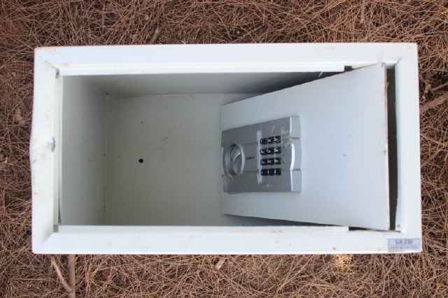 Két sắt các đối tượng để lại hiện trường sau vụ trộm.
