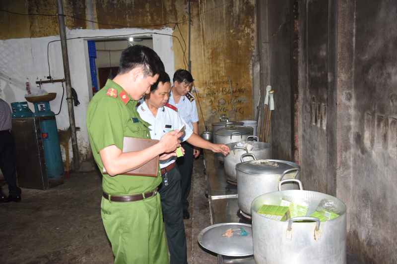 'Mạnh tay' xử lý thực phẩm bẩn