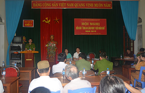 Lắng nghe ý kiến nhân dân để hoàn thiện mình
