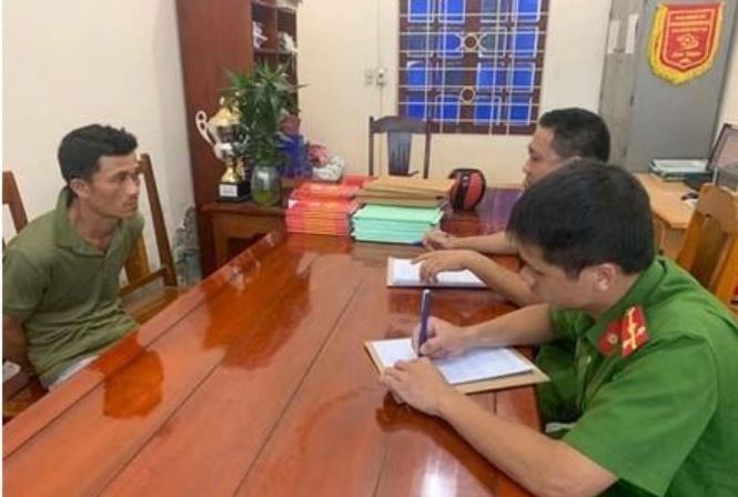 Đối tượng Nguyễn Văn Mạnh đầu thú tại Công an huyện
