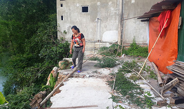 Mòn mỏi chờ hỗ trợ để di dời