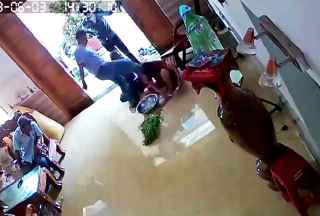3 côn đồ lao vào nhà hành hung một phụ nữ