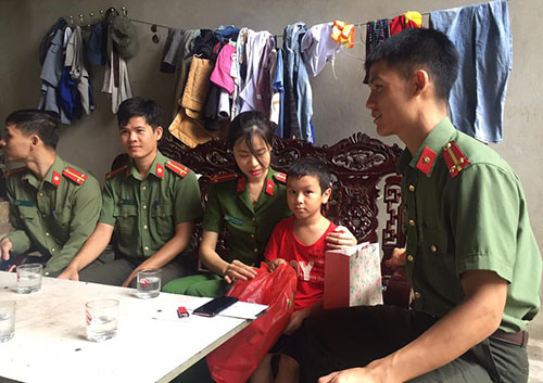 Chung sức 'Cùng em đến trường'