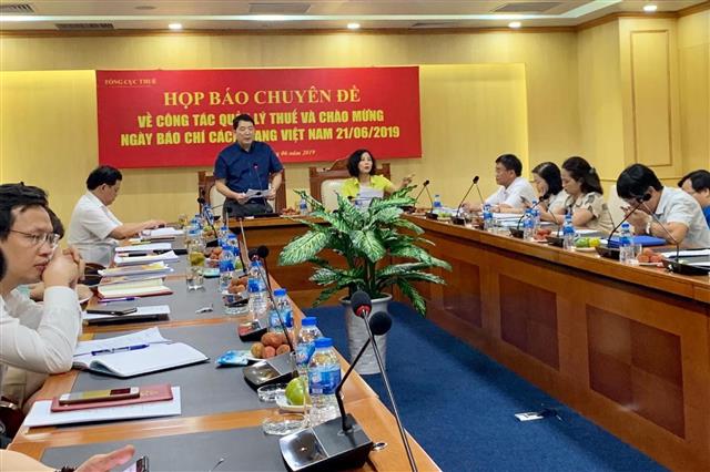 Ông Cao Anh Tuấn, Phó Tổng cục trưởng Tổng cục Thuế cung cấp thông tin tại họp báo. Ảnh: VGP/Huy Thắng.