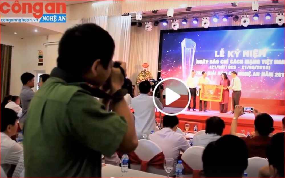 Những người làm báo trong sắc phục Công an