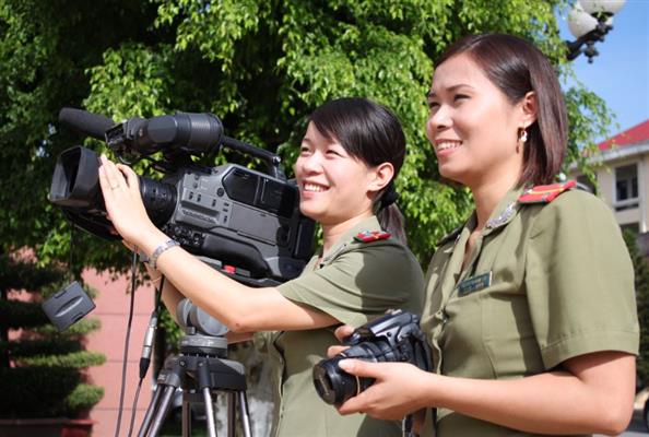 Những người làm báo mang sắc phục Công an nhân dân