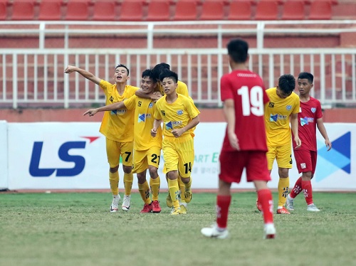 U15 Thanh Hóa (áo vàng) đánh bại U15 HAGL