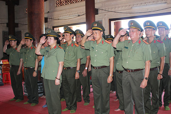Dâng hoa, dâng hương tại Khu di tích lịch sử Ngã ba Đồng Lộc và Truông Bồn