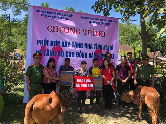 Trao tặng bò cho đồng bào vùng cao có hoàn cảnh đặc biệt khó khăn
