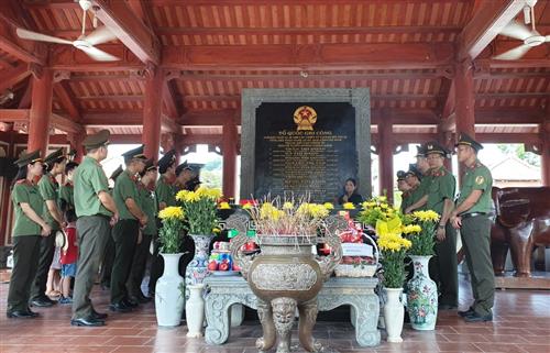 Dâng hoa, dâng hương tại Khu di tích lịch sử Truông Bồn
