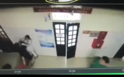 Nam thanh niên hành hung điều dưỡng viên (ảnh trích xuất từ camera)