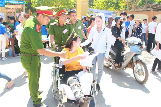 Những hình ảnh đẹp về CBCS Công an Nghệ An trong mùa thi THPT Quốc gia năm 2019