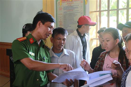 Xuống tận cơ sở làm thủ tục cấp phát CMND cho người dân