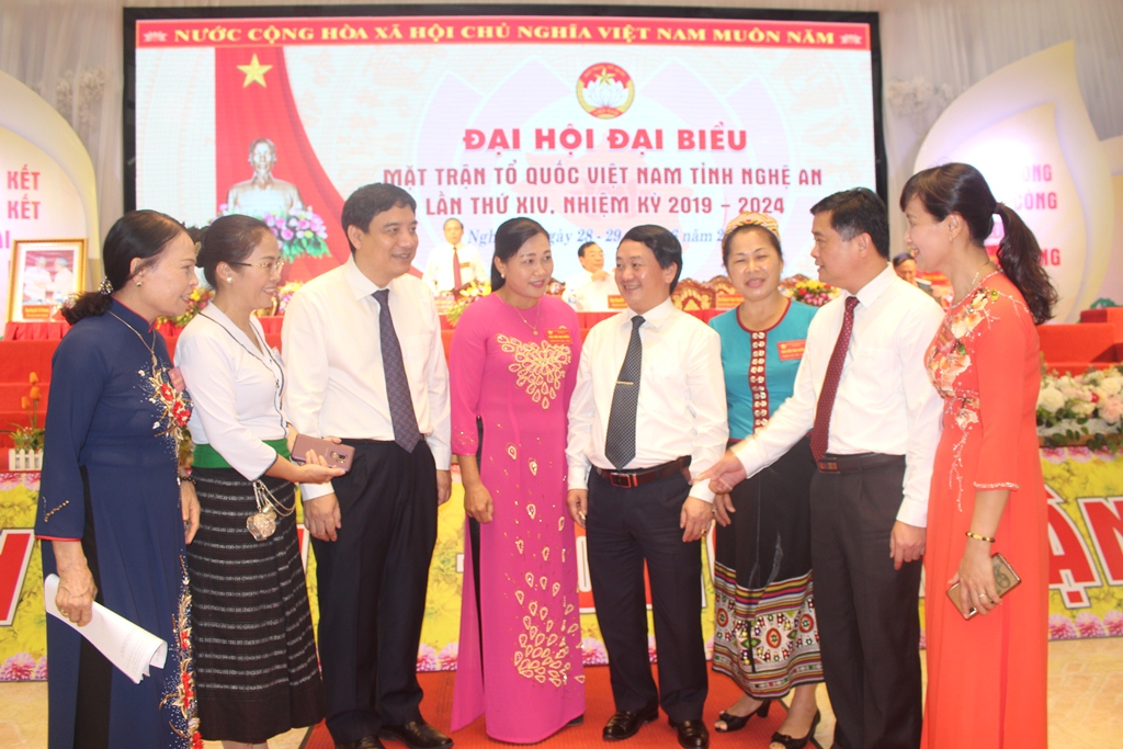 Các đại biểu trao đổi bên lề Đại hội