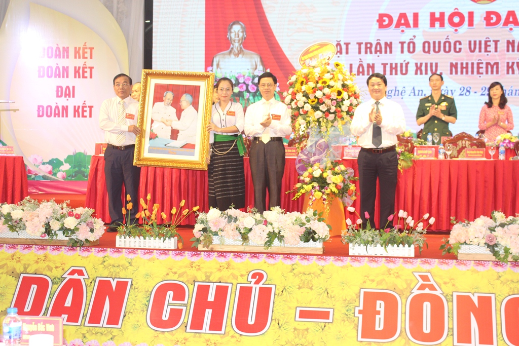 Ông Hầu A Lềnh tặng hoa và ảnh Đại hội