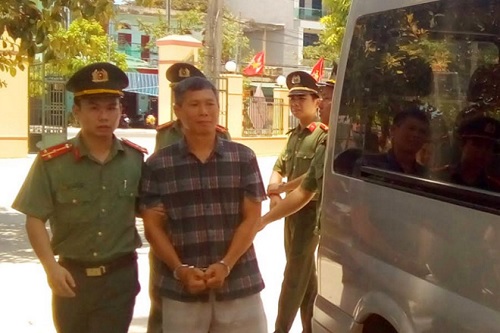 Di lý đối tượng lên xe ô tô về nơi tạm giam.