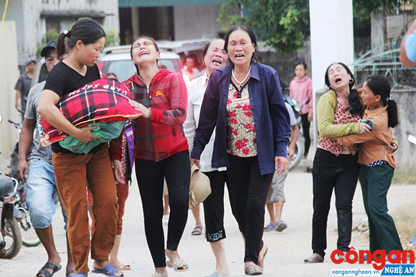 Nhói lòng chờ tin từ biển