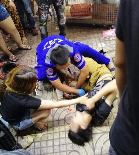 Một người bị thương được sơ cứu rồi chuyển tới bệnh viện.