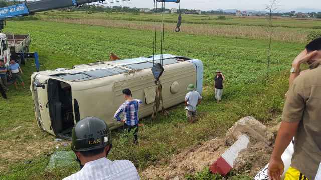 Xe chở công nhân lật xuống ruộng, ít nhất 10 người bị thương