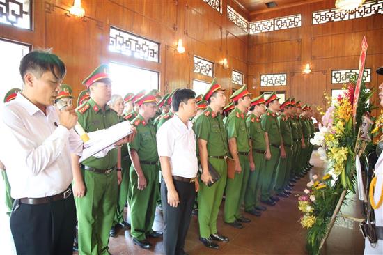 Cục CSĐT tội phạm về tham nhũng, kinh tế, buôn lậu Bộ Công an dâng hoa tại Khu di tích Kim Liên