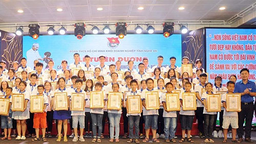 Tuyên dương học sinh đạt thành tích tiêu biểu trong học tập và rèn luyện