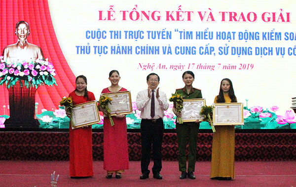 Trao giải Cuộc thi 'Tìm hiểu hoạt động kiểm soát thủ tục hành chính và cung cấp, sử dụng dịch vụ công'