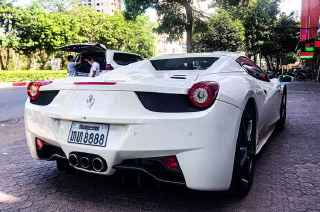 Ferrari 'trắng Ngọc Trinh' biển Lào xuất hiện tại TP Vinh