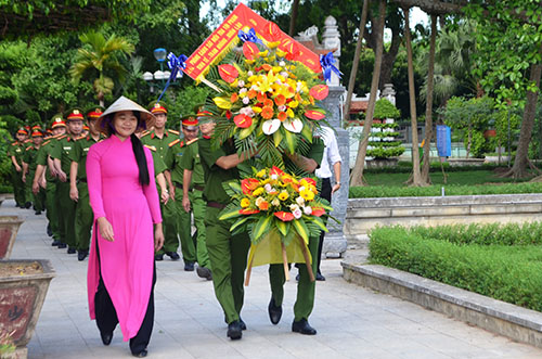 Dâng hoa, dâng hương báo công lên Bác