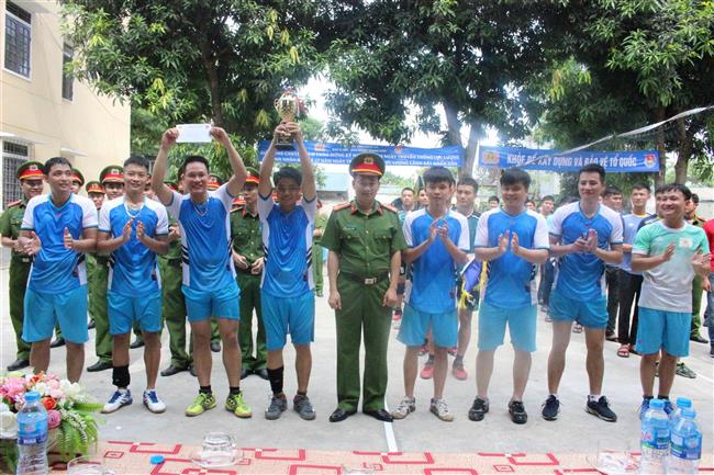 Bế mạc giải bóng chuyền kỷ niệm ngày truyền thống lực lượng ANND và CSND