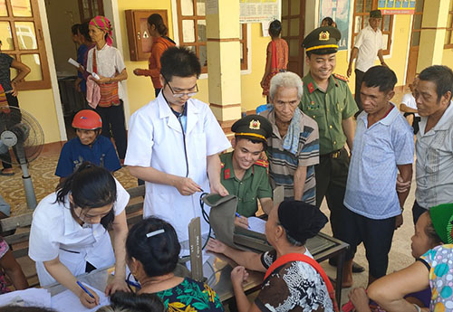 Cấp phát thuốc miễn phí cho nhân dân