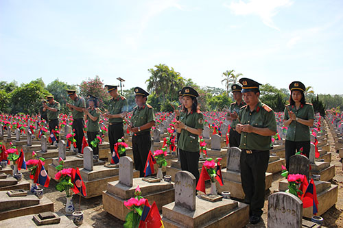 Tri ân các anh hùng liệt sỹ tại Nghĩa trang Việt Lào
