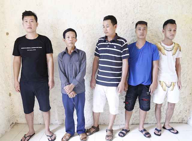 Chơi '3 cây' ăn tiền, 6 đối tượng bị bắt quả tang