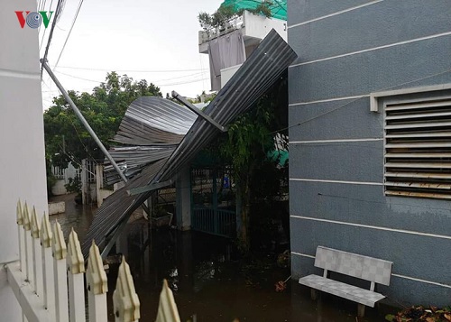 Hàng trăm căn nhà bị tốc mái, xiêu vẹo.