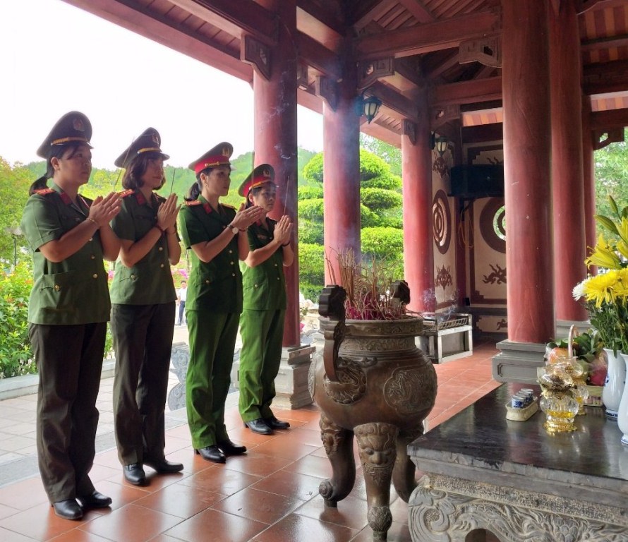 Thắp hương tri ân các anh hùng liệt sỹ